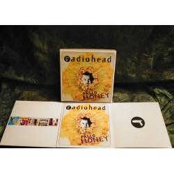 Radiohead - Pablo Honey - Coffret Collector 2 CD + 1 DVD
Premier Album Studio
1993 - 48 Titres
- Très bon état Garantis 15 Jours